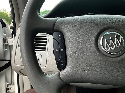 Used 2007 Buick Lucerne CXL image 17