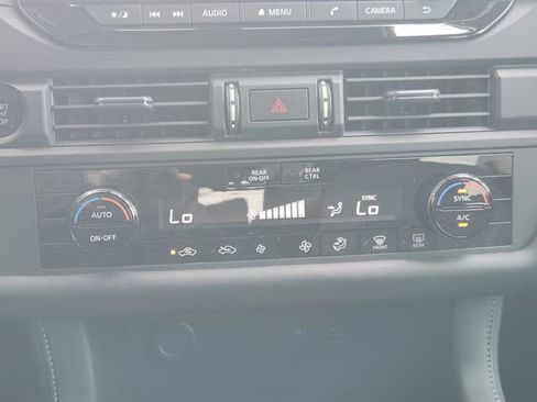 Used 2025 Nissan Pathfinder S FWD image 12