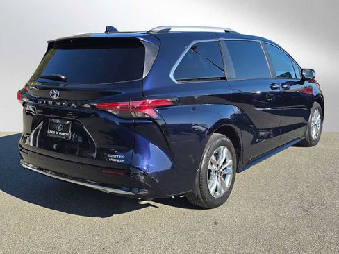Used 2023 Toyota Sienna Limited image 3