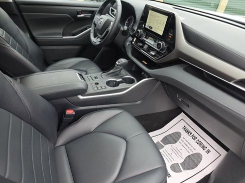 Used 2023 Toyota Highlander XLE image 19
