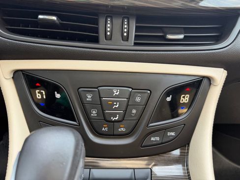 Used 2019 Buick Envision Essence FWD image 32