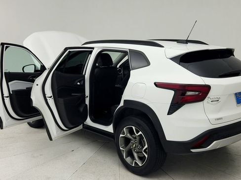 Used 2025 Chevrolet Trax LT w/ Driver Confidence Package FWD image 12
