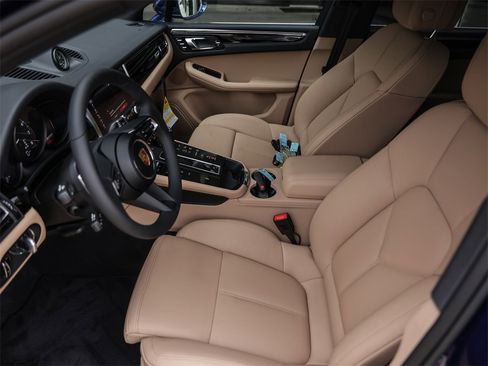 Used 2025 Porsche Macan image 17