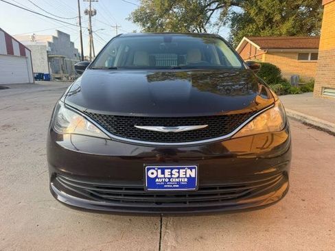 Used 2017 Chrysler Pacifica Touring w/ Tire & Wheel Group FWD image 7