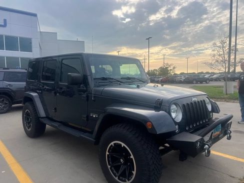 Used 2016 Jeep Wrangler Unlimited Sahara w/ Connectivity Group AWD/4WD image 7
