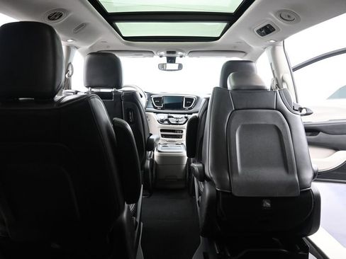 Used 2020 Chrysler Pacifica Limited FWD image 29