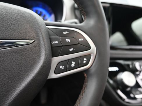 Used 2024 Chrysler Pacifica Pinnacle FWD image 31