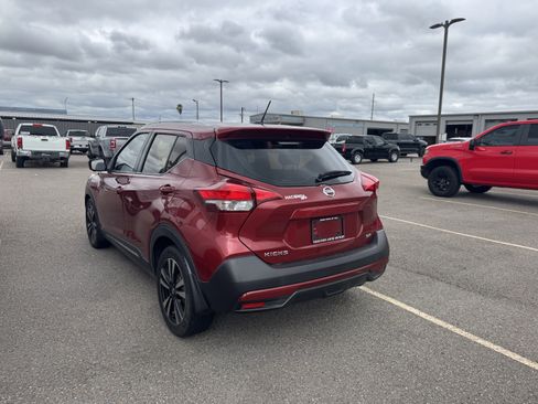 Used 2019 Nissan Kicks SR w/ SR Premium Package FWD image 3