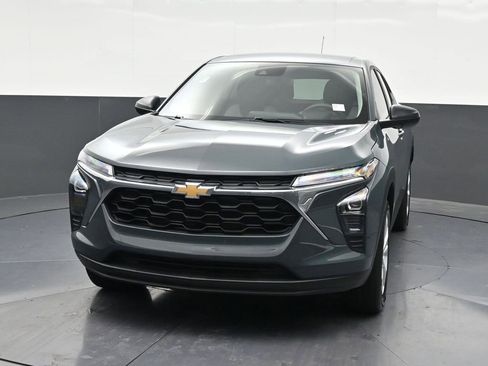 Used 2025 Chevrolet Trax LS FWD image 9