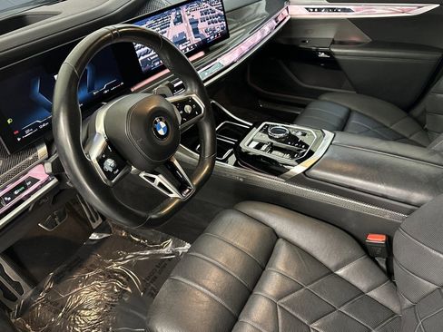 Used 2023 BMW 740i image 4