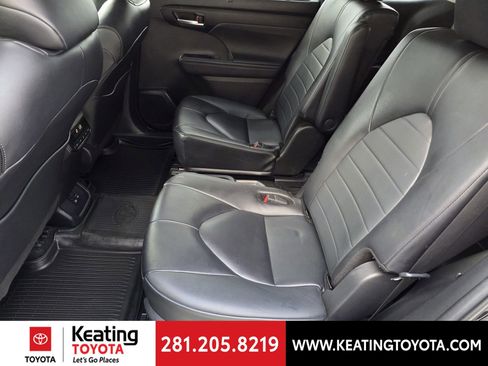 Used 2024 Toyota Highlander XLE FWD image 16