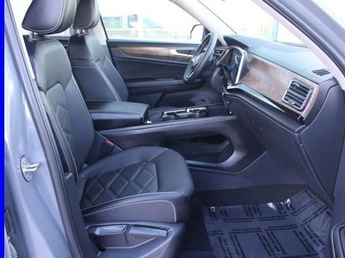 Used 2025 Volkswagen Atlas SE image 19