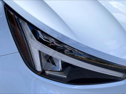 Used 2025 Volvo XC40 B5 Plus image 31