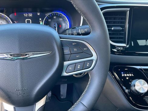 Certified 2025 Chrysler Pacifica Select image 23