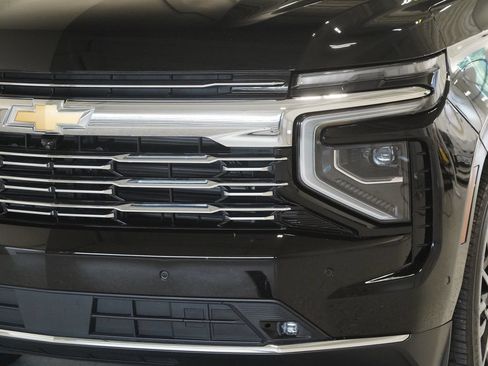 Used 2025 Chevrolet Suburban Premier AWD/4WD image 6