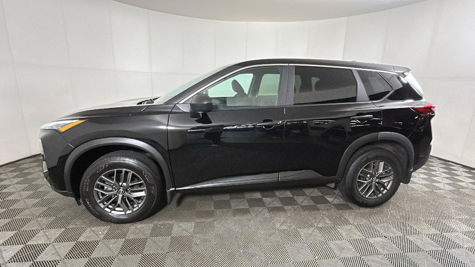 Used 2023 Nissan Rogue S AWD/4WD image 7