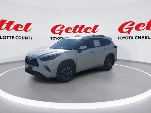 Used 2021 Toyota Highlander XLE image 4