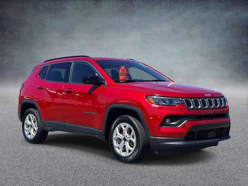 Used 2025 Jeep Compass Latitude w/ Sun & Sound Group AWD/4WD image 1
