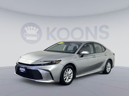 Used 2025 Toyota Camry LE FWD image 5