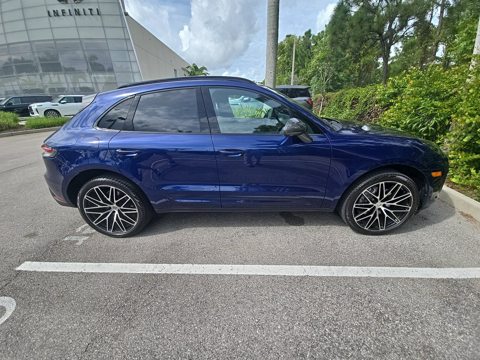 Used 2023 Porsche Macan Turbo AWD/4WD image 2