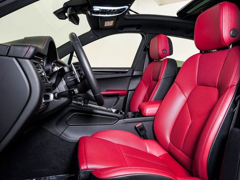 Certified 2025 Porsche Macan image 5