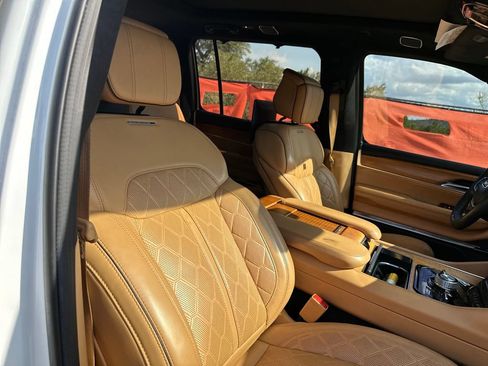Used 2022 Jeep Grand Wagoneer Series III w/ Rear Seat Video Group 1 AWD/4WD image 36