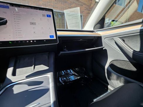Used 2024 Tesla Model Y Long Range AWD/4WD image 56