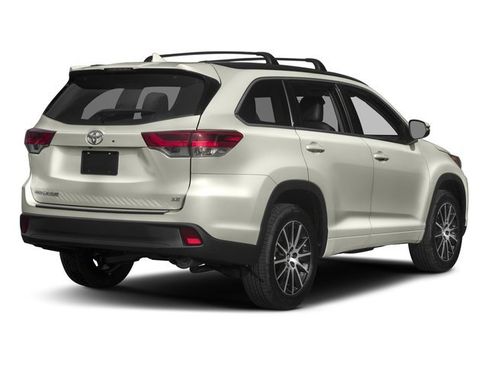 Certified 2018 Toyota Highlander SE image 2
