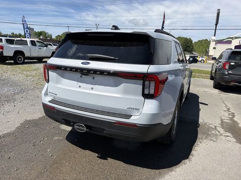 Used 2025 Ford Explorer Active AWD/4WD image 6
