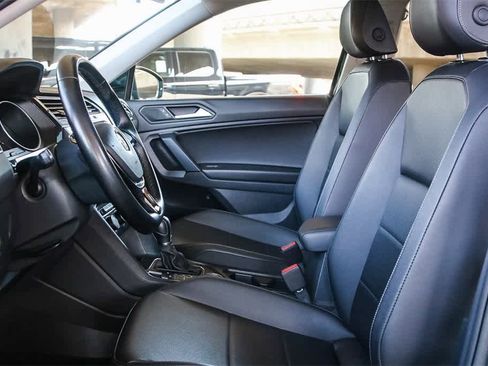 Used 2019 Volkswagen Tiguan SE w/ Panoramic Sunroof Package image 18
