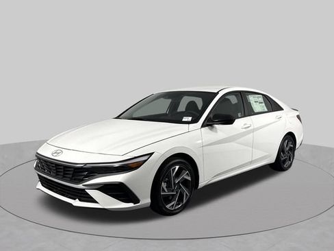 Used 2025 Hyundai Elantra SEL FWD image 1