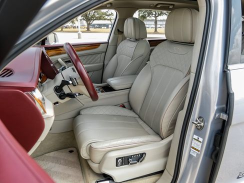 Used 2020 Bentley Bentayga Plug-In Hybrid AWD/4WD image 36