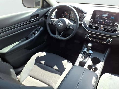 Used 2025 Nissan Altima 2.5 S image 11