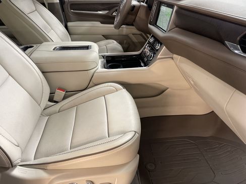 Used 2024 GMC Yukon Denali w/ Advanced Technology Package AWD/4WD image 35