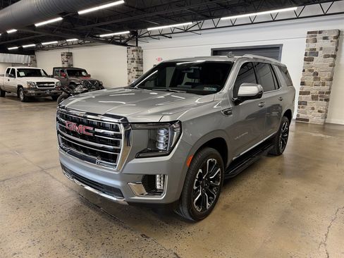 Used 2024 GMC Yukon SLT w/ SLT Luxury Package image 3
