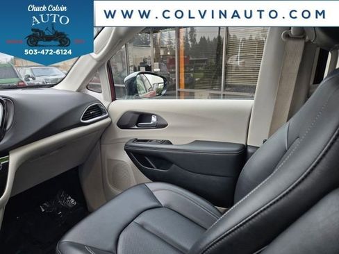 Used 2024 Chrysler Pacifica Touring-L image 19