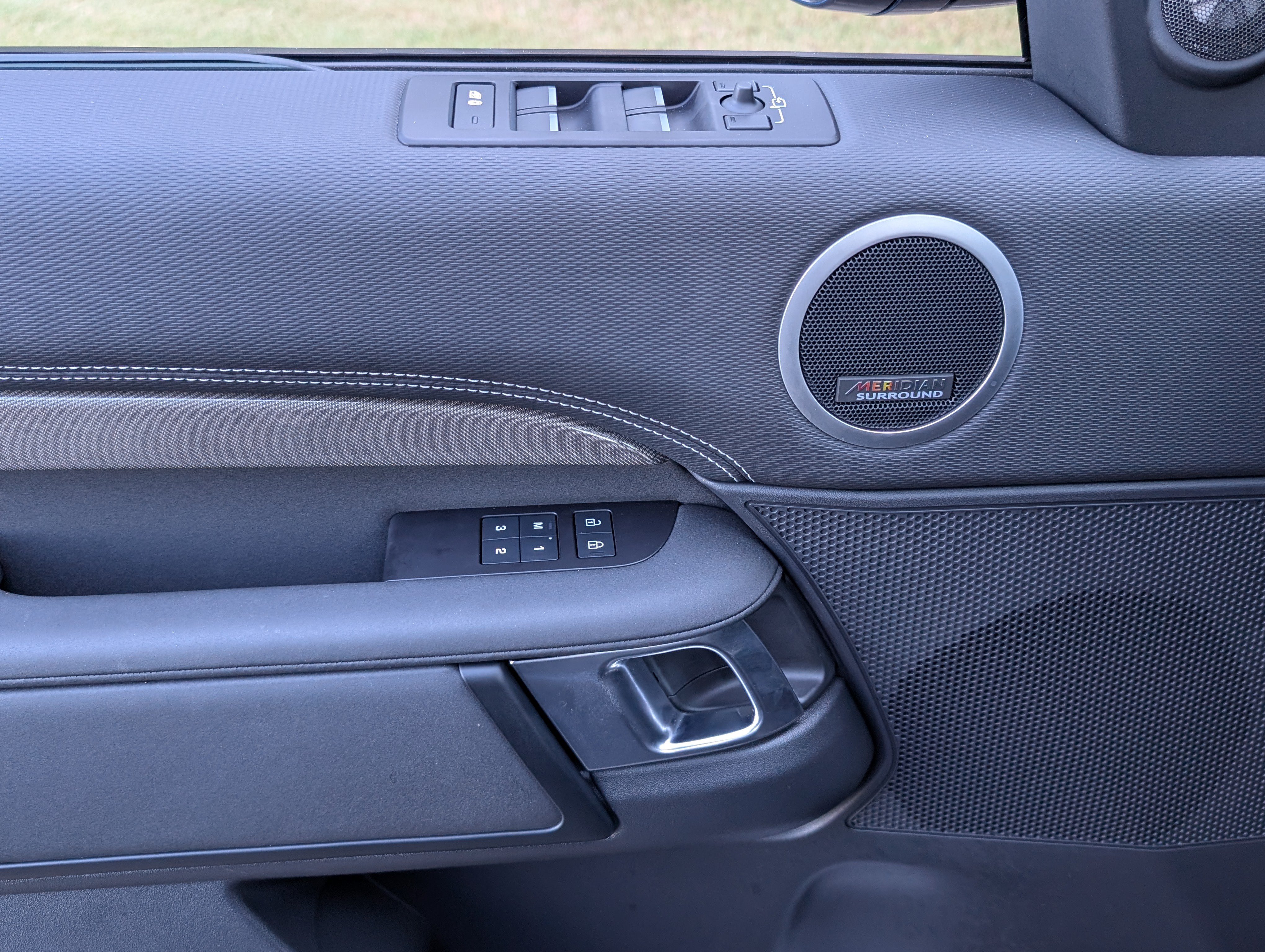Used 2023 Land Rover Discovery Metropolitan Edition AWD/4WD image 16
