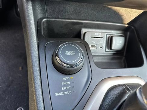Used 2016 Jeep Cherokee Limited AWD/4WD image 10