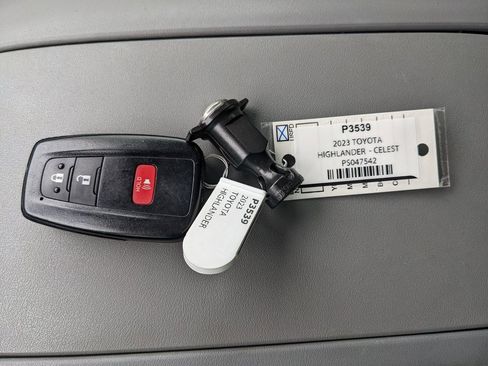 Used 2023 Toyota Highlander L image 27