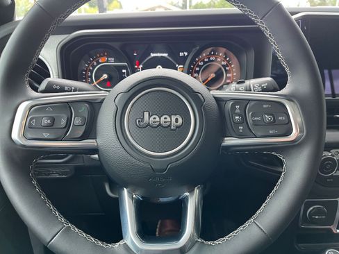 Used 2025 Jeep Wrangler Unlimited Sahara AWD/4WD image 29