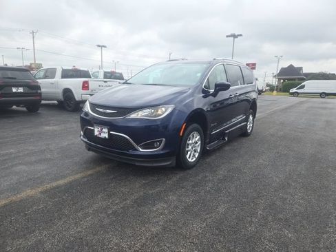 Used 2020 Chrysler Pacifica Touring-L FWD image 1