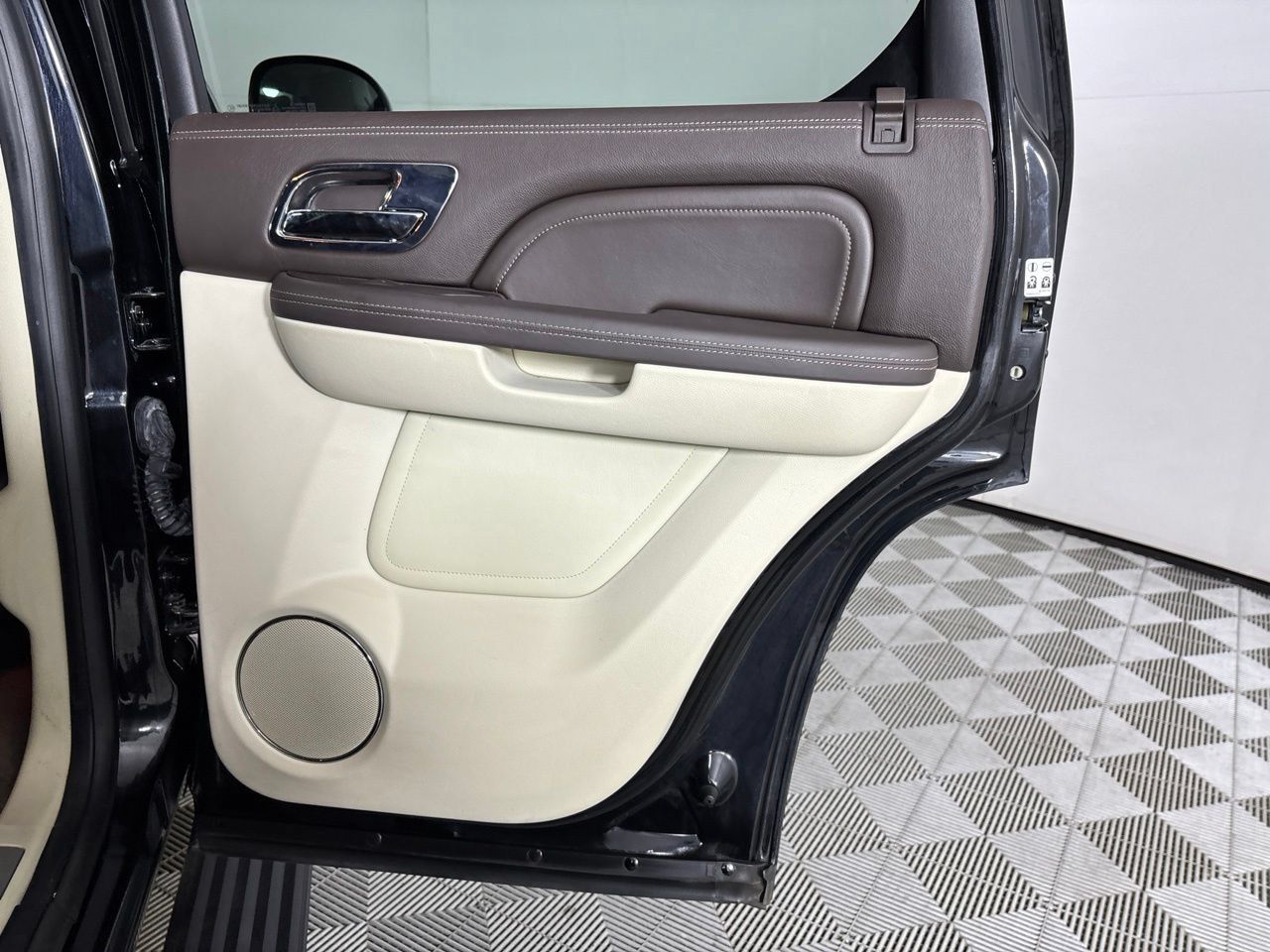 Used 2014 Cadillac Escalade Platinum AWD/4WD image 26