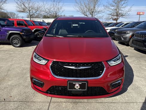 New 2026 Chrysler Pacifica Select image 2