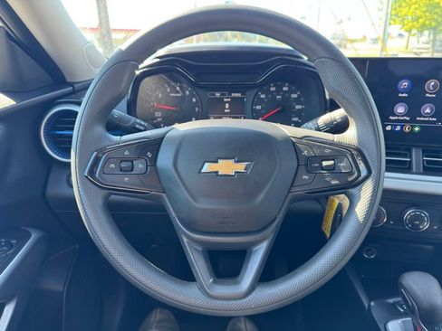 Used 2025 Chevrolet Trax LS w/ LS Convenience Package FWD image 9
