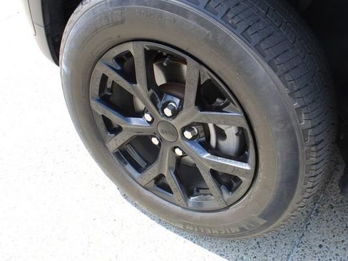 Used 2024 Jeep Grand Cherokee Altitude AWD/4WD image 3