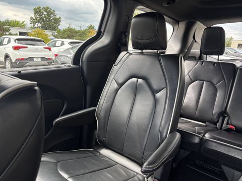 Used 2025 Chrysler Pacifica Limited FWD image 44