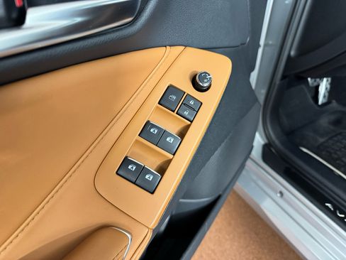 Used 2021 Toyota Avalon XSE image 17