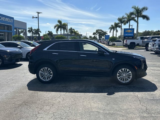 Used 2024 Cadillac XT4 Luxury w/ Cold Weather Package FWD image 2