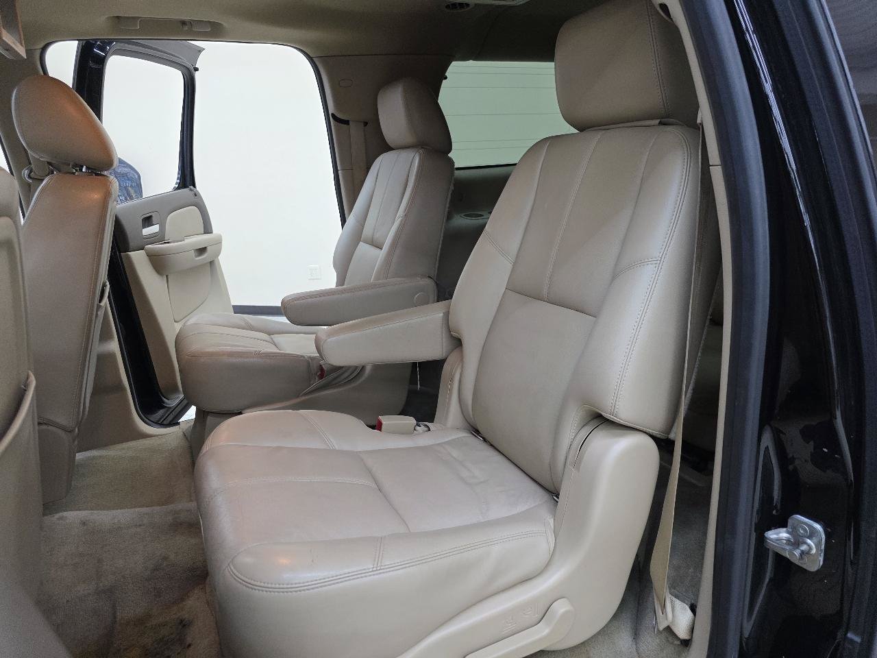 Used 2013 Chevrolet Suburban LT RWD image 24