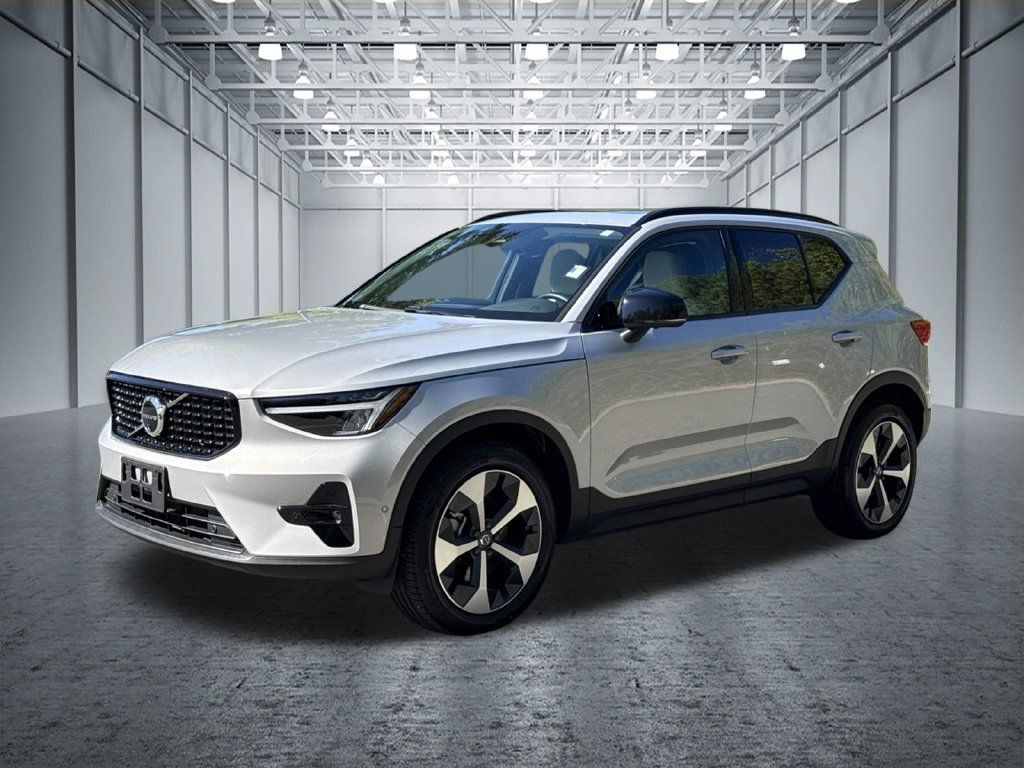Used 2025 Volvo XC40 B5 Plus AWD/4WD image 3
